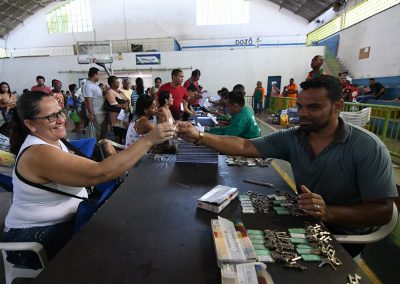 Moradores do Valverde recebem chaves dos apartamentos