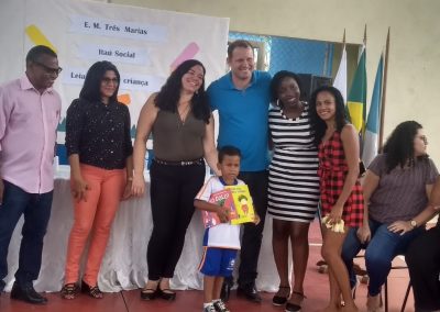 Distribuição de kits literários em escola de Nova Iguaçu