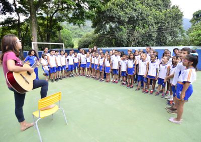 Escola de Nova Iguaçu usa música para estimular aprendizado