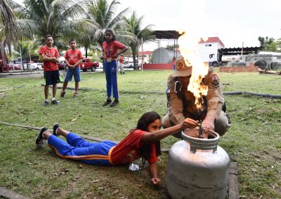 Bombeiros mirins têm primeira aula prática