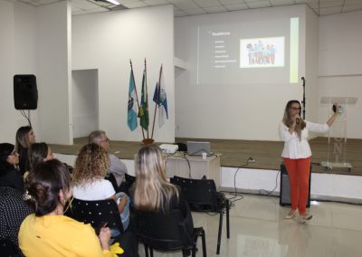 Profissionais de diversas secretarias participam de palestra