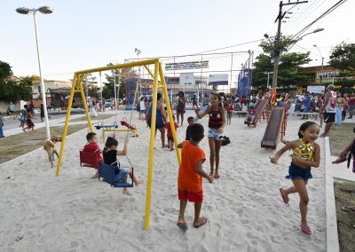 Praças públicas resgatam brincadeiras entre crianças em Nova Iguaçu