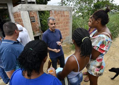Moradores do Morro do DPO celebram chegada das telhas uma semana após chuva de granizo