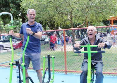 Moradores comemoram a reinauguração da Praça de Tinguá