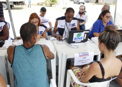 Centenas de pessoas lotam tendas do ‘Prefeitura Presente’ em Rodilândia, em Nova Iguaçu