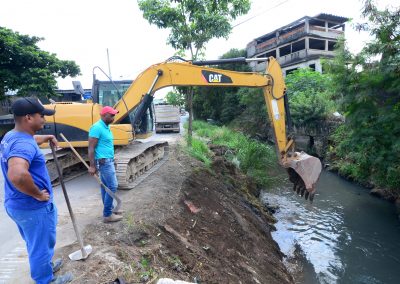 Prefeitura de Nova Iguaçu inicia obra em rio de Santa Eugênia