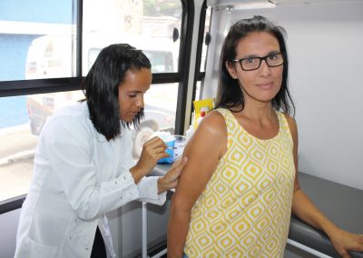 Prefeitura Presente leva vacinação contra o sarampo e serviços sociais para o Caonze, em Nova Iguaçu