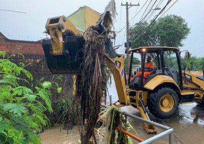 Equipes da Prefeitura de Nova Iguaçu estão atuando nos bairros atingidos pela chuva
