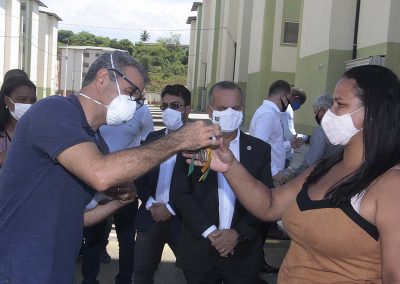 Primeiros moradores do Parque Laranjeiras recebem chaves de seus apartamentos