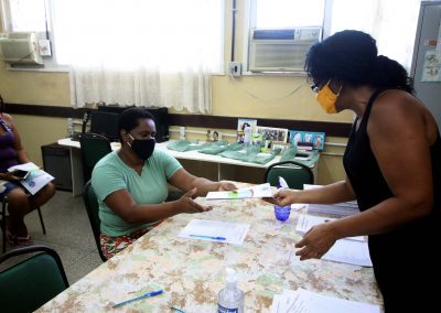 Nova Iguaçu começa a entregar apostilas para os cerca de 65 mil alunos da rede municipal