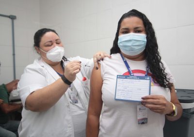 Nova Iguaçu vai vacinar, nesta sexta-feira (2), mulheres de 69 anos. No sábado (3), serão homens de 69 anos e profissionais de saúde com mais de 35 anos