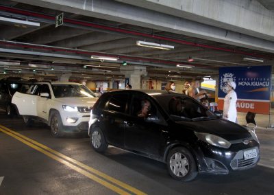Primeiro dia de vacinação no drive thru do Top Shopping tem atendimento rápido e ágil