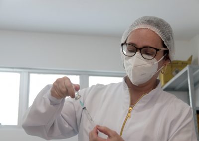 Nova Iguaçu vacina, neste sábado (15), homens e mulheres com comorbidades de 40 e 41 anos e pessoas com deficiência definitiva acima de 18 anos. Segunda dose da Coronavac/Sinovac é retomada