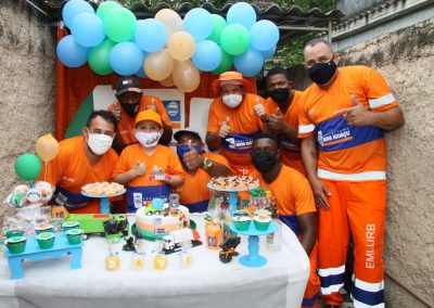 Menino de 8 anos realiza sonho de festa de aniversário com garis de Nova Iguaçu