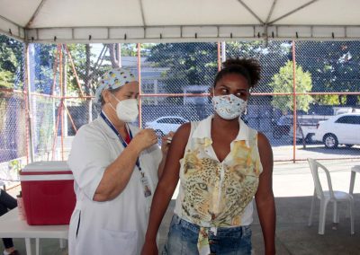 Nova Iguaçu começa a vacinar, nesta quarta-feira (16), gestantes sem comorbidades com recomendação médica e mulheres com 54 anos