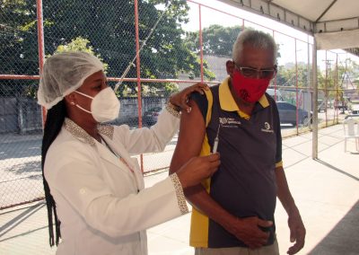 Nova Iguaçu vacina neste sábado (5/6) profissionais da rede privada de educação, pessoas de 58 anos e faz repescagem nos demais grupos. Imunização com Pfizer está temporariamente suspensa