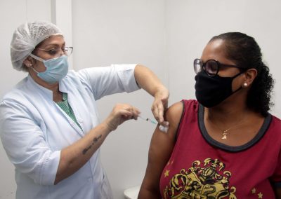 Nova Iguaçu vacina, nesta segunda-feira (14), mulheres de 55 anos sem comorbidades