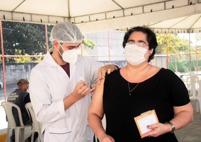 Nova Iguaçu vacina pessoas de 44 anos nesta terça-feira (6)