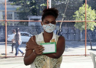 Nova Iguaçu vacina pessoas de 30 anos neste sábado (7)