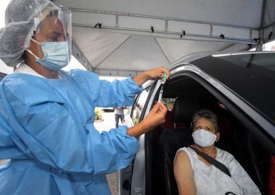 Nova Iguaçu vacina todos os grupos neste sábado (25)