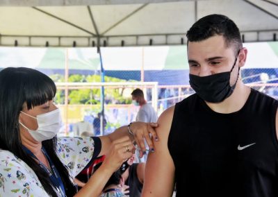 Nova Iguaçu retoma vacinação contra Covid-19 em adolescentes nesta semana