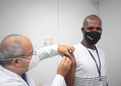 Nova Iguaçu vai vacinar profissionais da saúde nesta segunda (27)