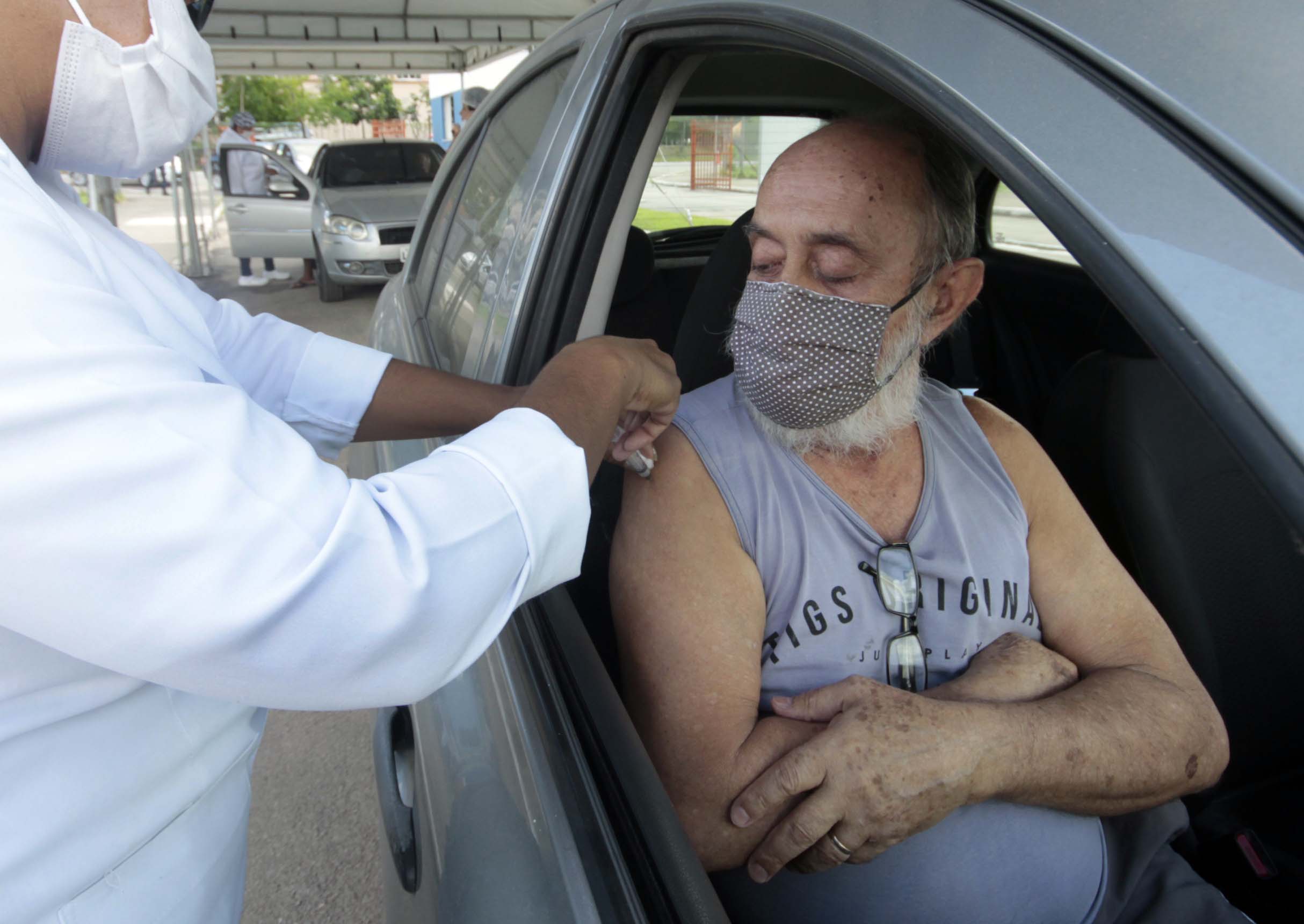 Nova Iguaçu vacina idosos acima de 70 anos com segunda dose de reforço