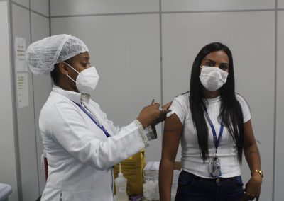 Nova Iguaçu retoma vacinação contra Covid-19 após feriado; segunda dose da Pfizer será antecipada para pessoas acima de 18 anos