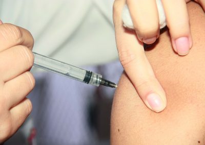 Nesta quinta-feira (16) pessoas com 51 anos receberão a dose de reforço contra COVID-19 em Nova Iguaçu