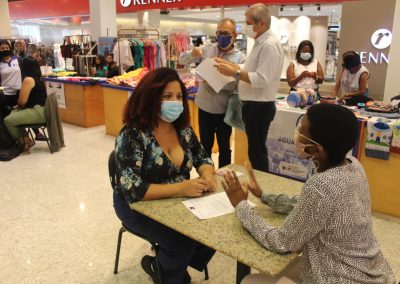 Prefeitura de Nova Iguaçu tira dúvidas da população e orienta sobre o MEI e SINE no Top Shopping