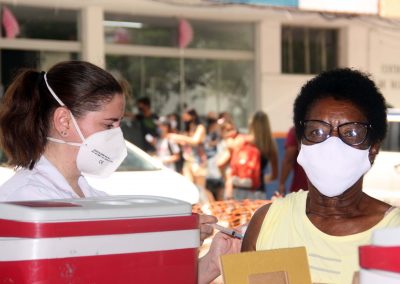 Vacinação contra a Covid-19 segue neste sábado (27) em Nova Iguaçu para maiores de 12 anos. Dose de reforço será aplicada em pessoas com mais de 57