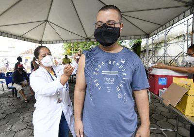 Nova Iguaçu vacina somente pessoas acima de 12 anos neste sábado. Vacinação infantil será retomada na próxima semana