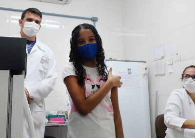 Nesta quinta-feira (10) crianças de 5 a 11 anos, adolescentes e adultos seguem sendo vacinados contra COVID-19 em Nova Iguaçu