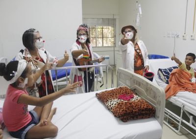 Palhaços do Projeto Alegria voltam a atender pacientes internados no HGNI