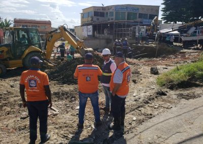 Defesa Civil de Nova Iguaçu vistoria casas após rompimento de tubulação da Águas do Rio no Km 32
