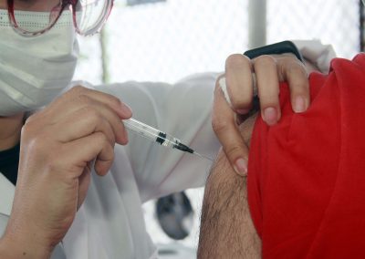 Nova Iguaçu aplica doses de reforço contra Covid-19 em adolescentes. Postos também têm vacinação contra Influenza e sarampo