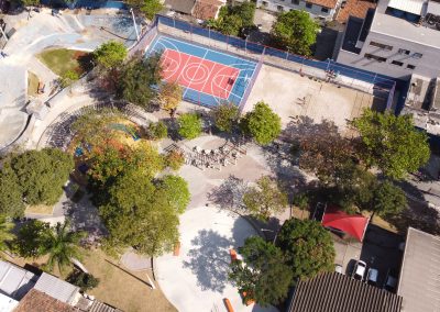 Praça do Skate é reaberta em Nova Iguaçu, com destaque para brinquedos inclusivos. Pista de skate segue em reforma