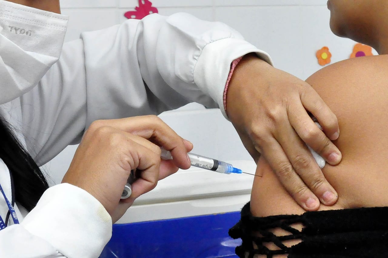 Nova Iguaçu segue com campanha de vacinação bivalente contra Covid-19