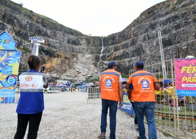 Maciço rochoso de shopping passa por nova vistoria após desmoronamento causado pelas chuvas em Nova Iguaçu