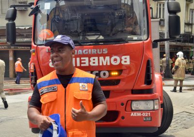 Defesa Civil de Nova Iguaçu atua no Calçadão após incêndio no Shopping Nou