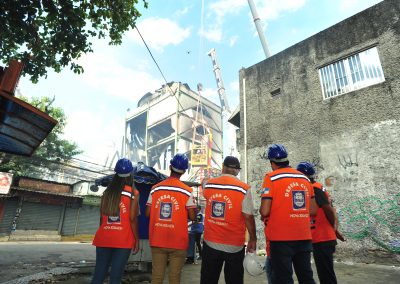 Prédio atingido por incêndio começa a ser demolido em Nova Iguaçu