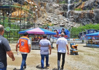 Prefeitura de Nova Iguaçu faz vistoria em maciço rochoso de shopping e atende as famílias vítimas de chuva