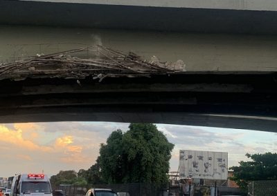 Trecho de Viaduto da Barros Júnior é interditado após colisão de caminhão em sua estrutura. Apenas uma faixa da via está liberada para passagem de veículos