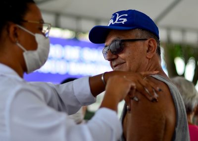 Campanha de vacinação bivalente contra covid-19 segue nesta quinta-feira (9) em Nova Iguaçu