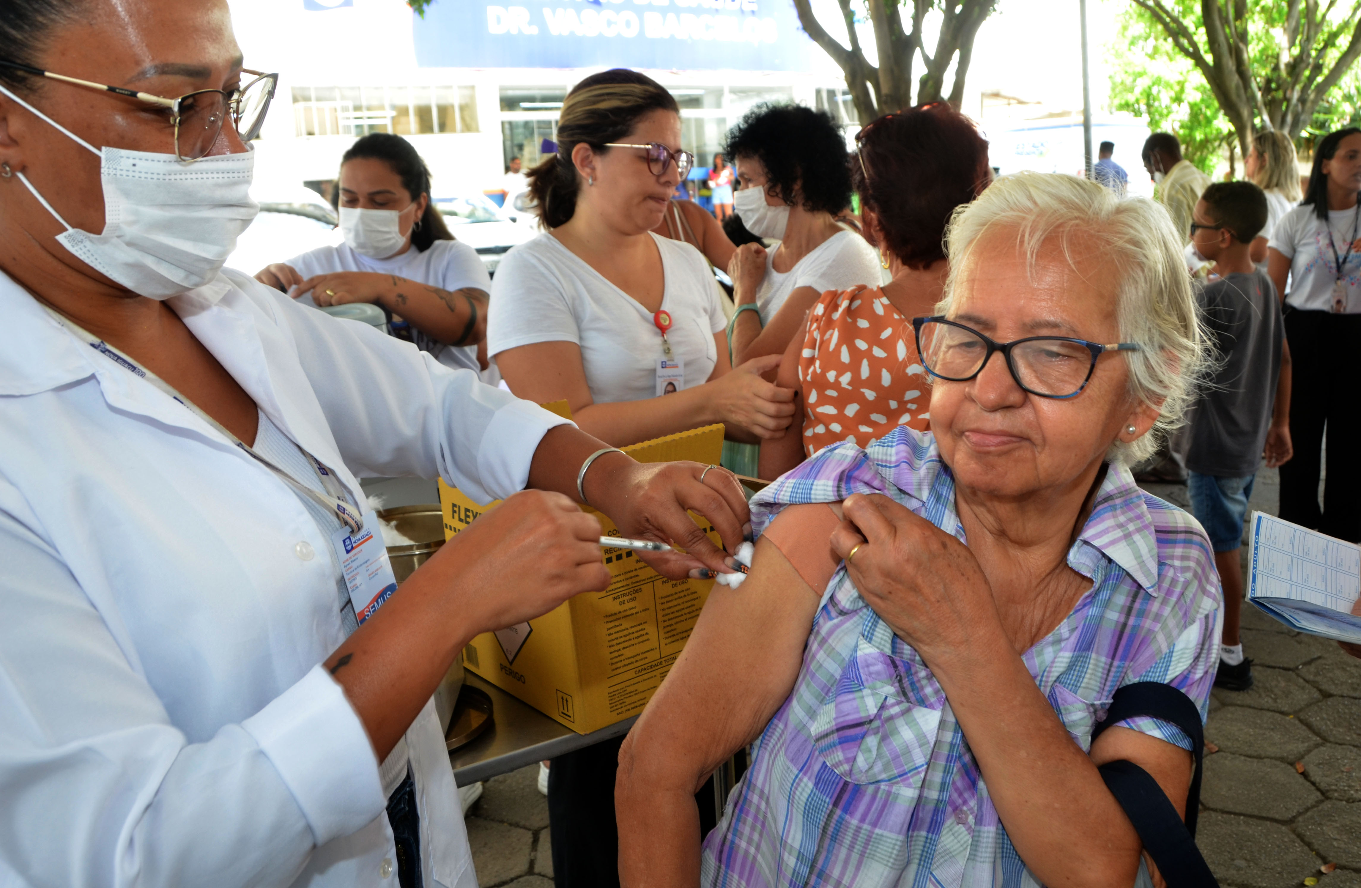 Nova Iguaçu segue com campanha de vacinação bivalente contra covid-19 neste sábado (15/04)