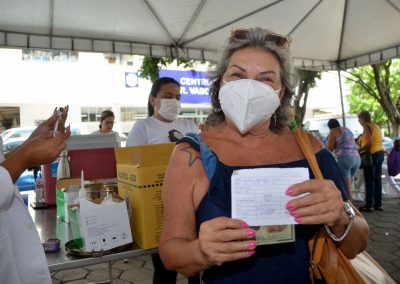 Nova Iguaçu aplica vacina bivalente contra covid-19 nesta sexta-feira (3)