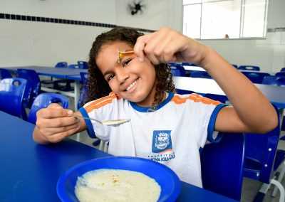 Mel de abelha ganha cada vez mais espaço no cardápio das escolas de Nova Iguaçu
