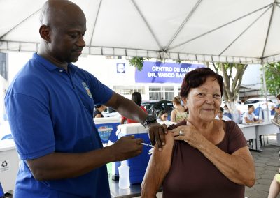 OMS decreta o fim de emergência da covid, mas a vacinação continua sendo recomendada
