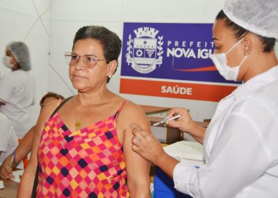Moradores de Nova Iguaçu aproveitam o Dia D para se imunizarem contra gripe