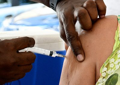 Nova Iguaçu inicia aplicação de dose de reforço da vacina bivalente contra Covid-19